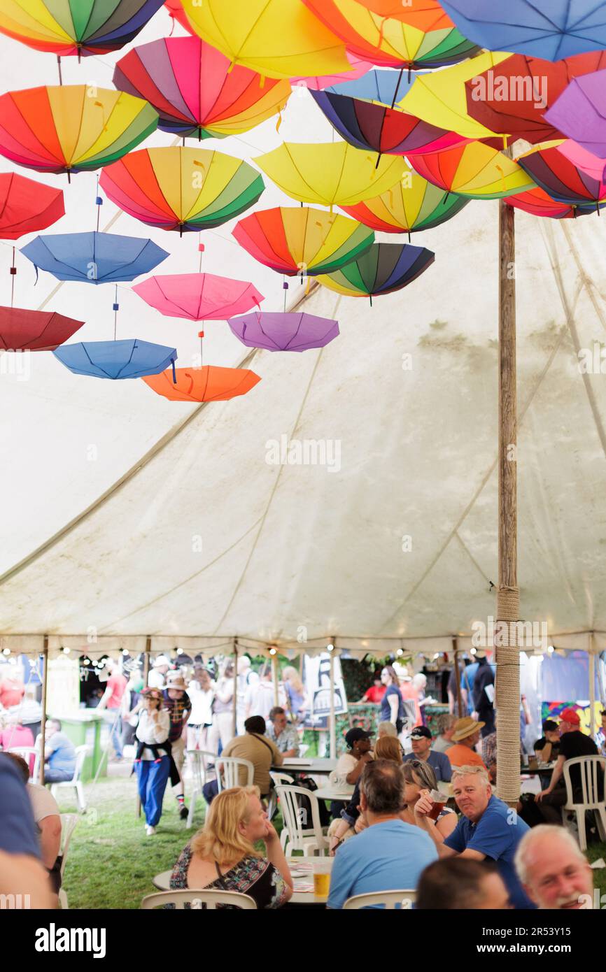 Musica folk, balli di zoccoli, ballerini Morris - scene colorate dal Chippenham Folk Festival in una giornata di sole a Island Park e Borough Parade, Wiltshire Foto Stock