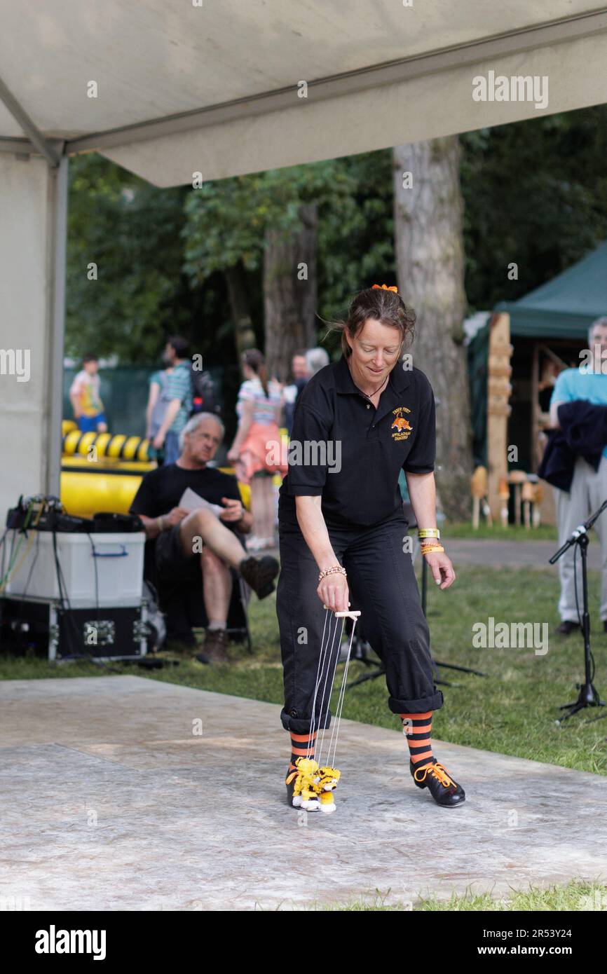 Musica folk, balli di zoccoli, ballerini Morris - scene colorate dal Chippenham Folk Festival in una giornata di sole a Island Park e Borough Parade, Wiltshire Foto Stock