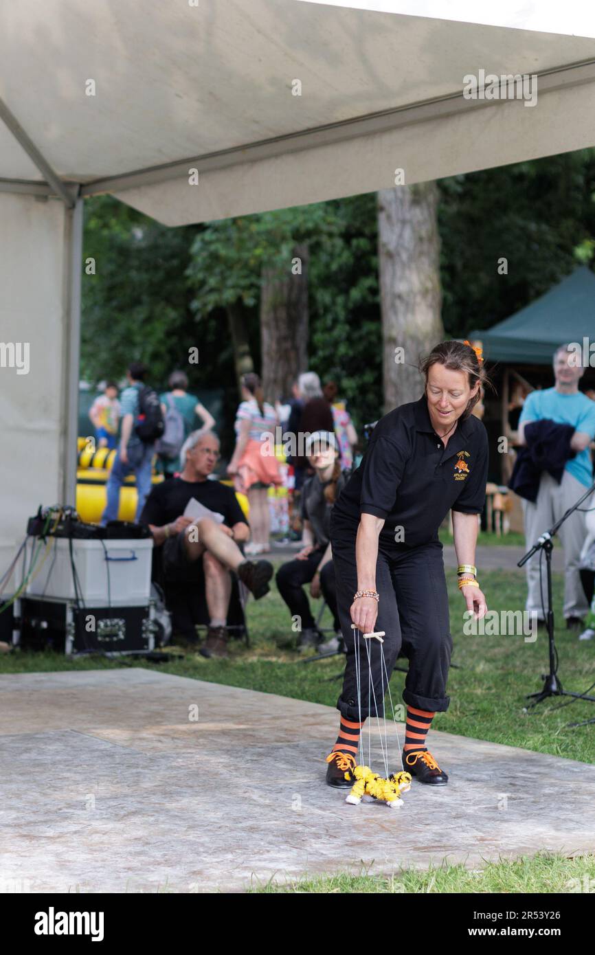 Musica folk, balli di zoccoli, ballerini Morris - scene colorate dal Chippenham Folk Festival in una giornata di sole a Island Park e Borough Parade, Wiltshire Foto Stock
