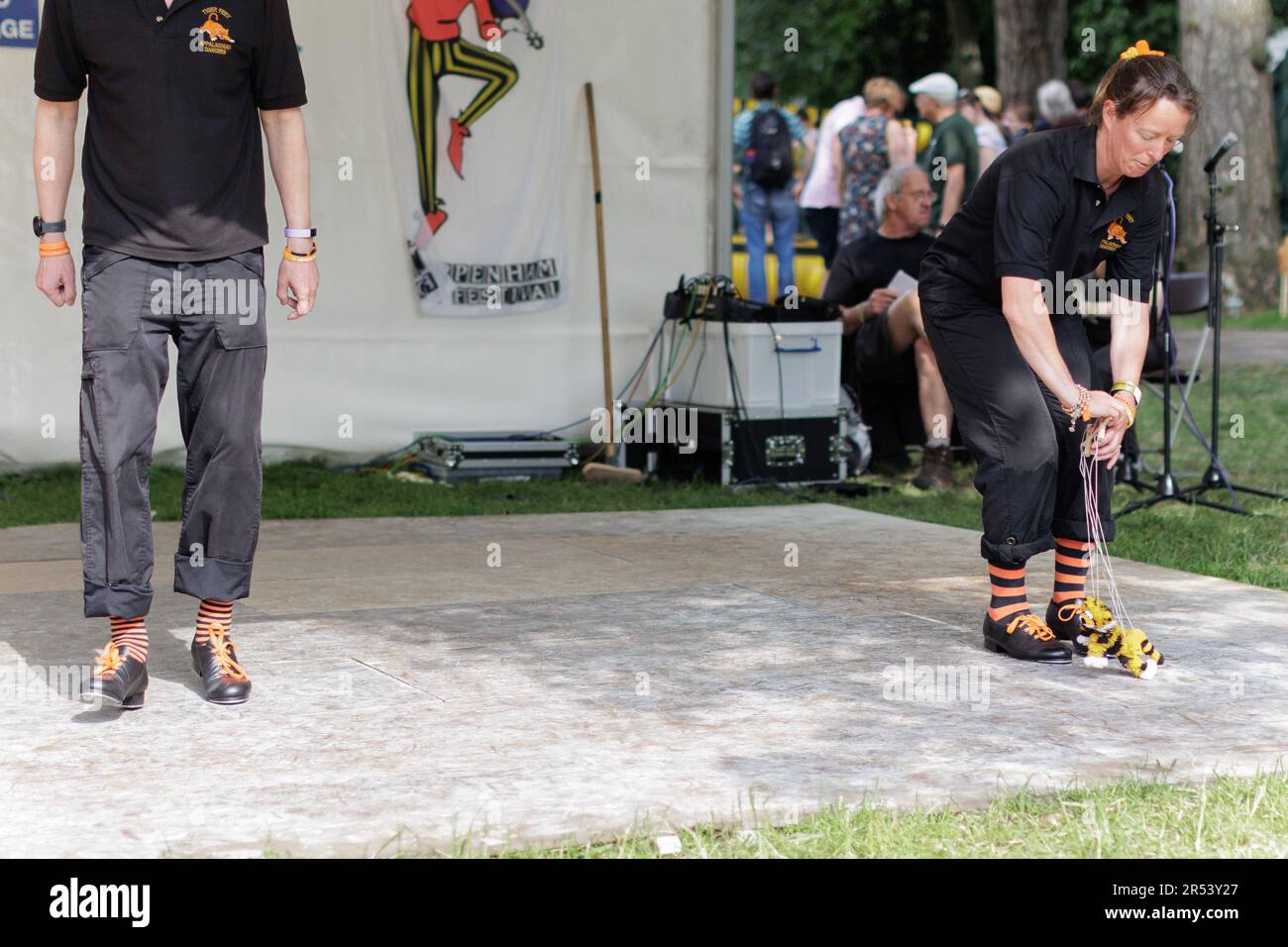 Musica folk, balli di zoccoli, ballerini Morris - scene colorate dal Chippenham Folk Festival in una giornata di sole a Island Park e Borough Parade, Wiltshire Foto Stock