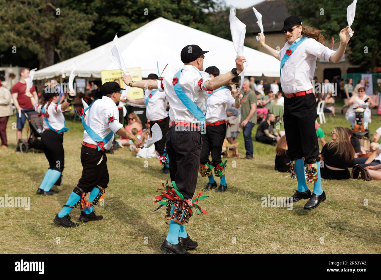 Musica folk, balli di zoccoli, ballerini Morris - scene colorate dal Chippenham Folk Festival in una giornata di sole a Island Park e Borough Parade, Wiltshire Foto Stock