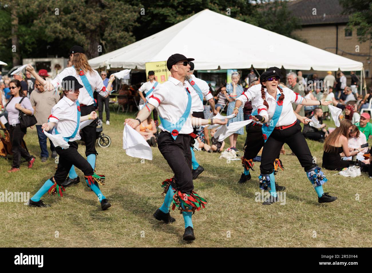 Musica folk, balli di zoccoli, ballerini Morris - scene colorate dal Chippenham Folk Festival in una giornata di sole a Island Park e Borough Parade, Wiltshire Foto Stock