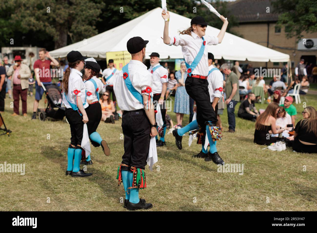 Musica folk, balli di zoccoli, ballerini Morris - scene colorate dal Chippenham Folk Festival in una giornata di sole a Island Park e Borough Parade, Wiltshire Foto Stock