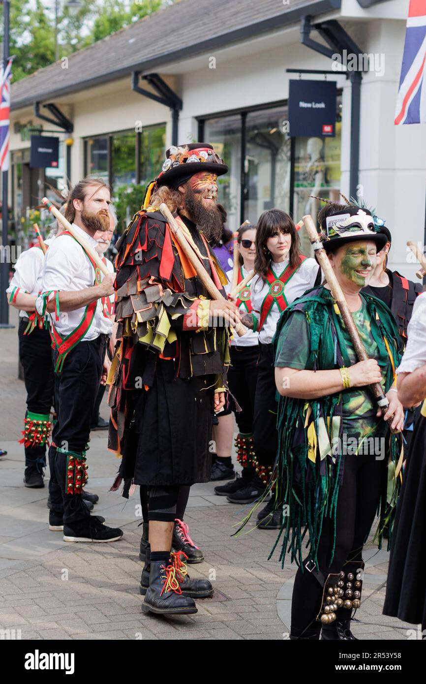 Musica folk, balli di zoccoli, ballerini Morris - scene colorate dal Chippenham Folk Festival in una giornata di sole a Island Park e Borough Parade, Wiltshire Foto Stock