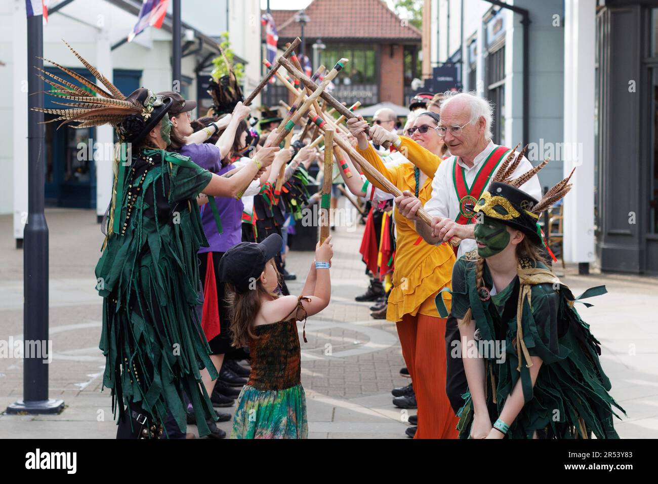 Musica folk, balli di zoccoli, ballerini Morris - scene colorate dal Chippenham Folk Festival in una giornata di sole a Island Park e Borough Parade, Wiltshire Foto Stock