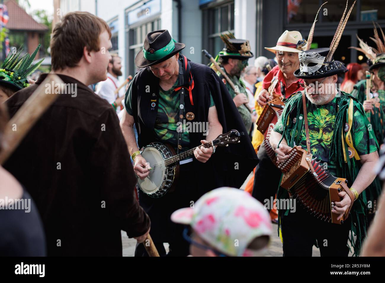 Musica folk, balli di zoccoli, ballerini Morris - scene colorate dal Chippenham Folk Festival in una giornata di sole a Island Park e Borough Parade, Wiltshire Foto Stock