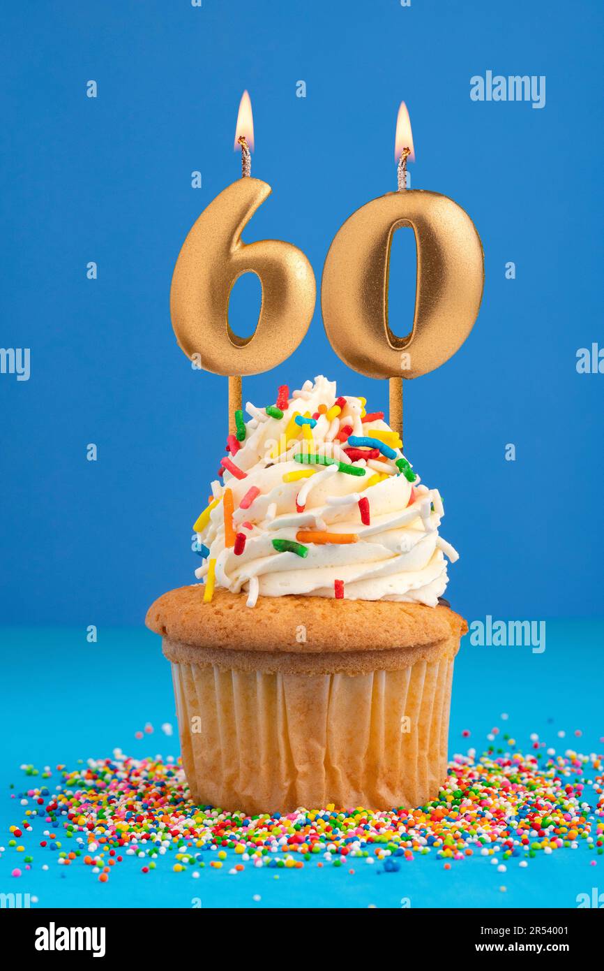 Torta di compleanno con candela numero 60 - sfondo blu Foto Stock