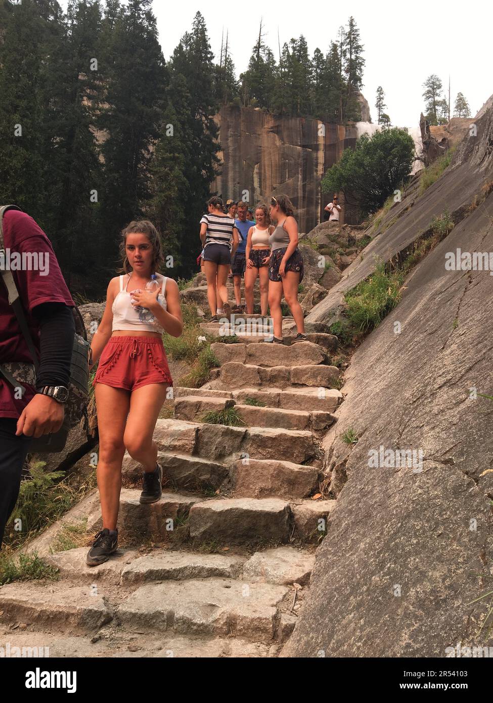 Gli escursionisti percorrono i gradini di pietra, scolpiti sul fianco di una montagna, sul Mist Trail nel Parco Nazionale di Yosemite Foto Stock