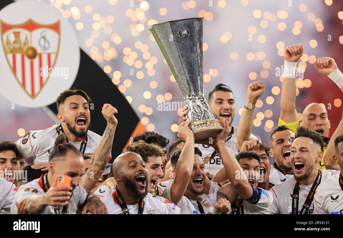 Budapest, 31 maggio 2023. Budapest, 31 maggio 2023: Ivan Rakitic e Jesus Navas del Sevilla FC revocano il trofeo UEFA Europa League dopo la vittoria della squadra durante la finale di UEFA Europa League tra il Sevilla FC e COME Roma allo stadio Puskás Aréna di Budapest, il 31 maggio 2023. Photo by, Kredit: Gabriella Barbara, Alamy Live News Foto Stock