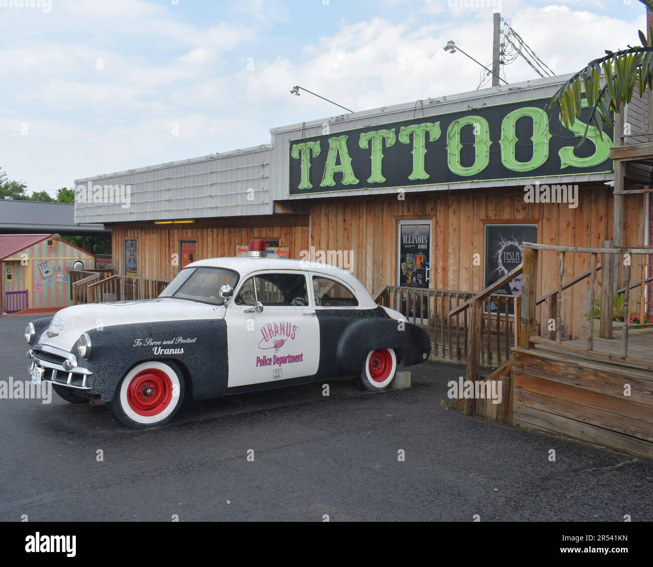 St Robert, Missouri, Missouri, Stati Uniti, USA-Maggio 31, 2023:00: Fabbrica di Uranus Fudge, un'attrazione turistica situata all'uscita della I44, vecchia Route 66. Carcere, macchina di polizia. Foto Stock