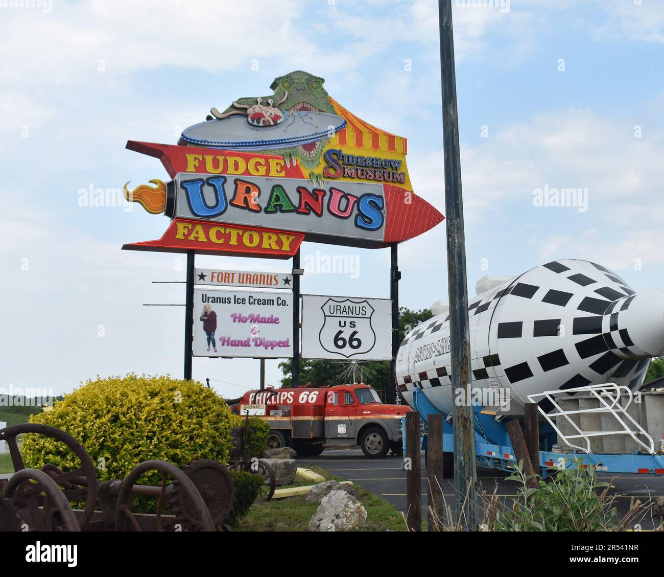 St Robert, Missouri, Missouri, Stati Uniti, Stati Uniti - 31 maggio 2023: Fabbrica di Uranus Fudge, un'attrazione turistica situata fuori della I44, vecchia Route 66. Segnale al neon Foto Stock