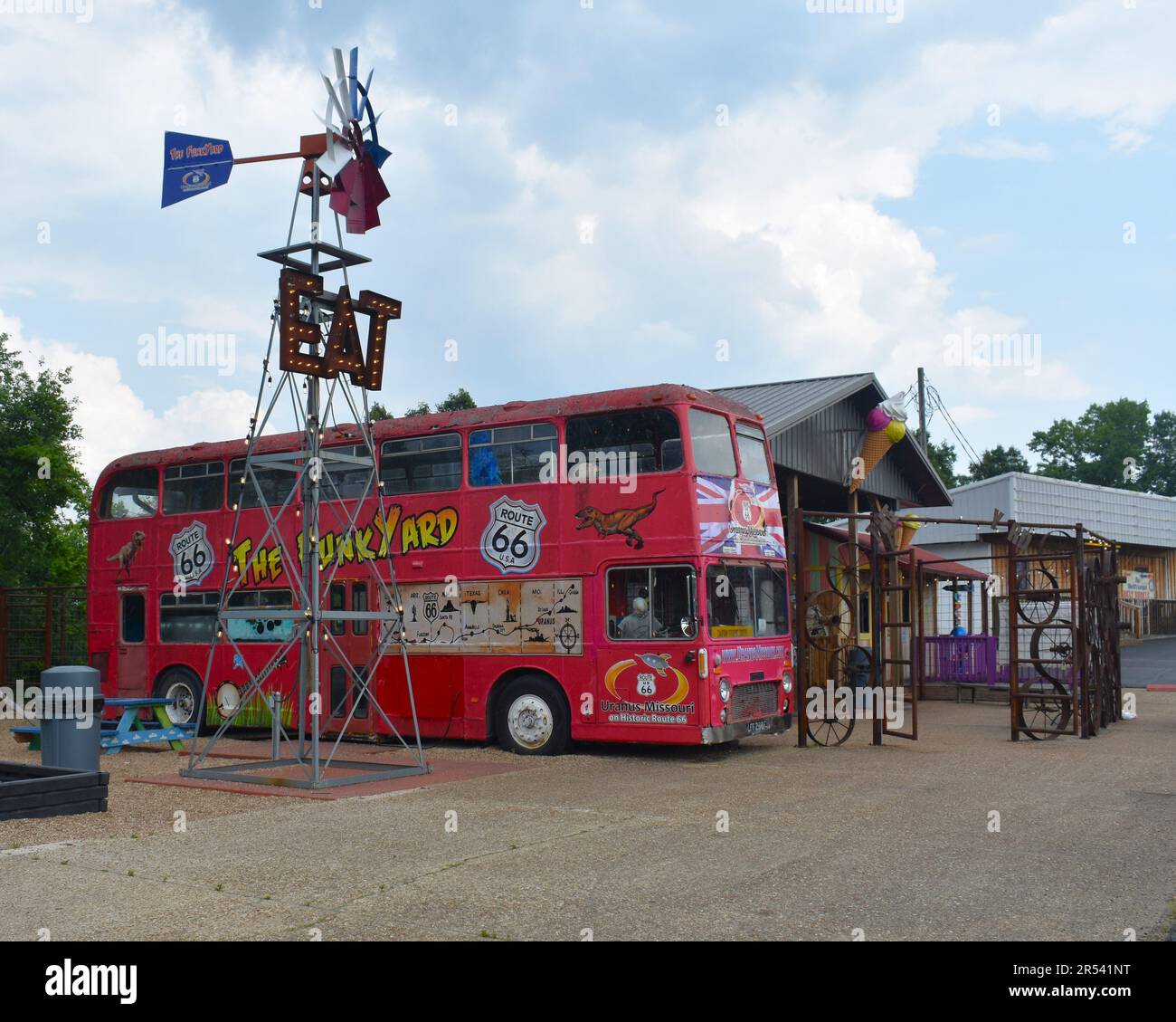 St Robert, Missouri, Missouri, Stati Uniti, Stati Uniti - 31 maggio 2023: Fabbrica di Uranus Fudge, un'attrazione turistica situata fuori della I44, vecchia Route 66. Il Funkyard. Foto Stock