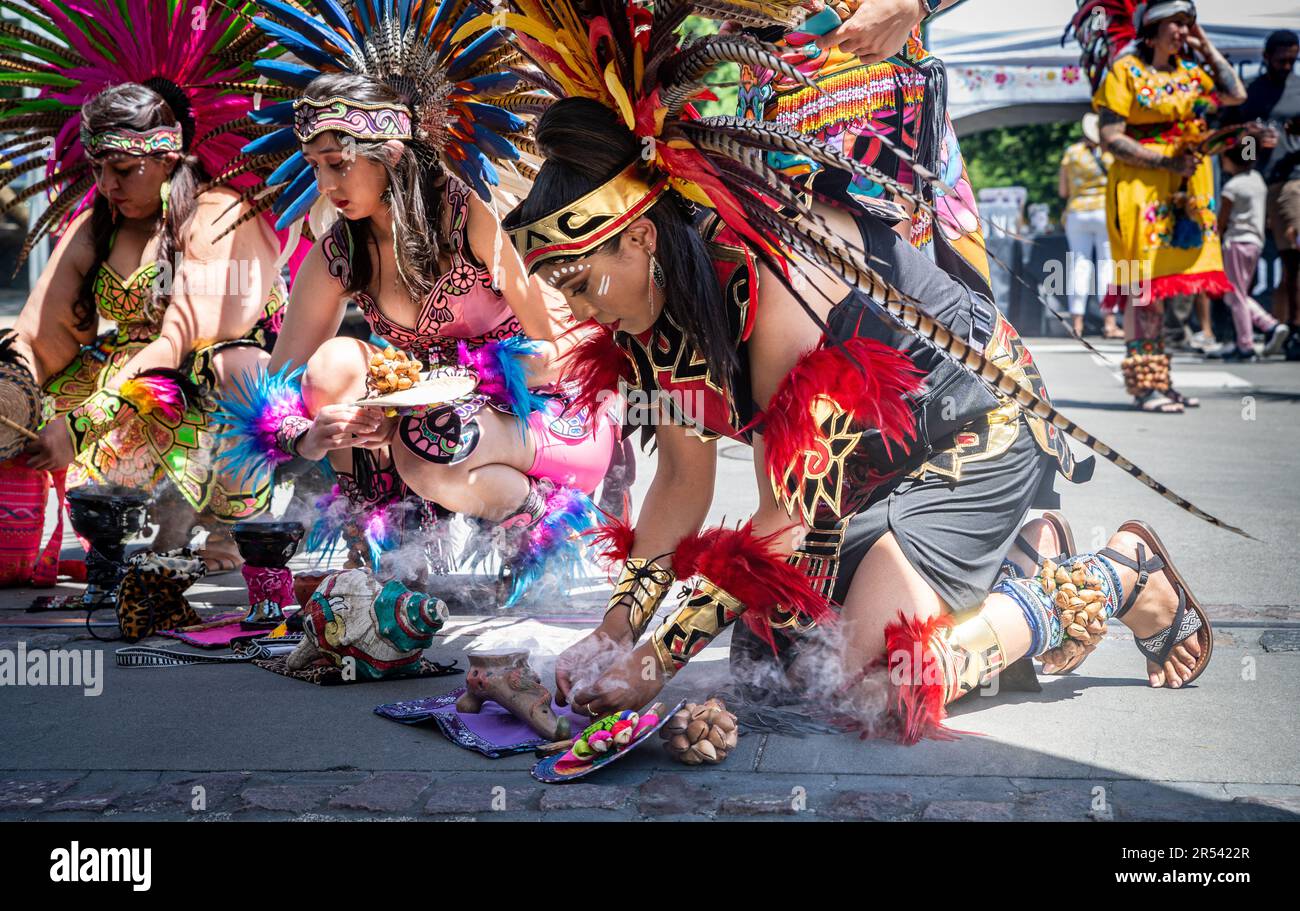 Foto del Festival di Floricanto Foto di una danzatrice Danza Azteca Ocelotecame e Calmecac accende una pentola per una danza a quattro direzioni. Foto Stock