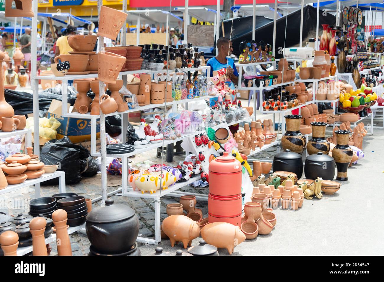 Nazare, Bahia, Brasile - 08 aprile 2023: Pezzi di ceramica sono in mostra per la vendita durante la tradizionale fiera Caxixis nella città di Nazare das Farinas, Foto Stock