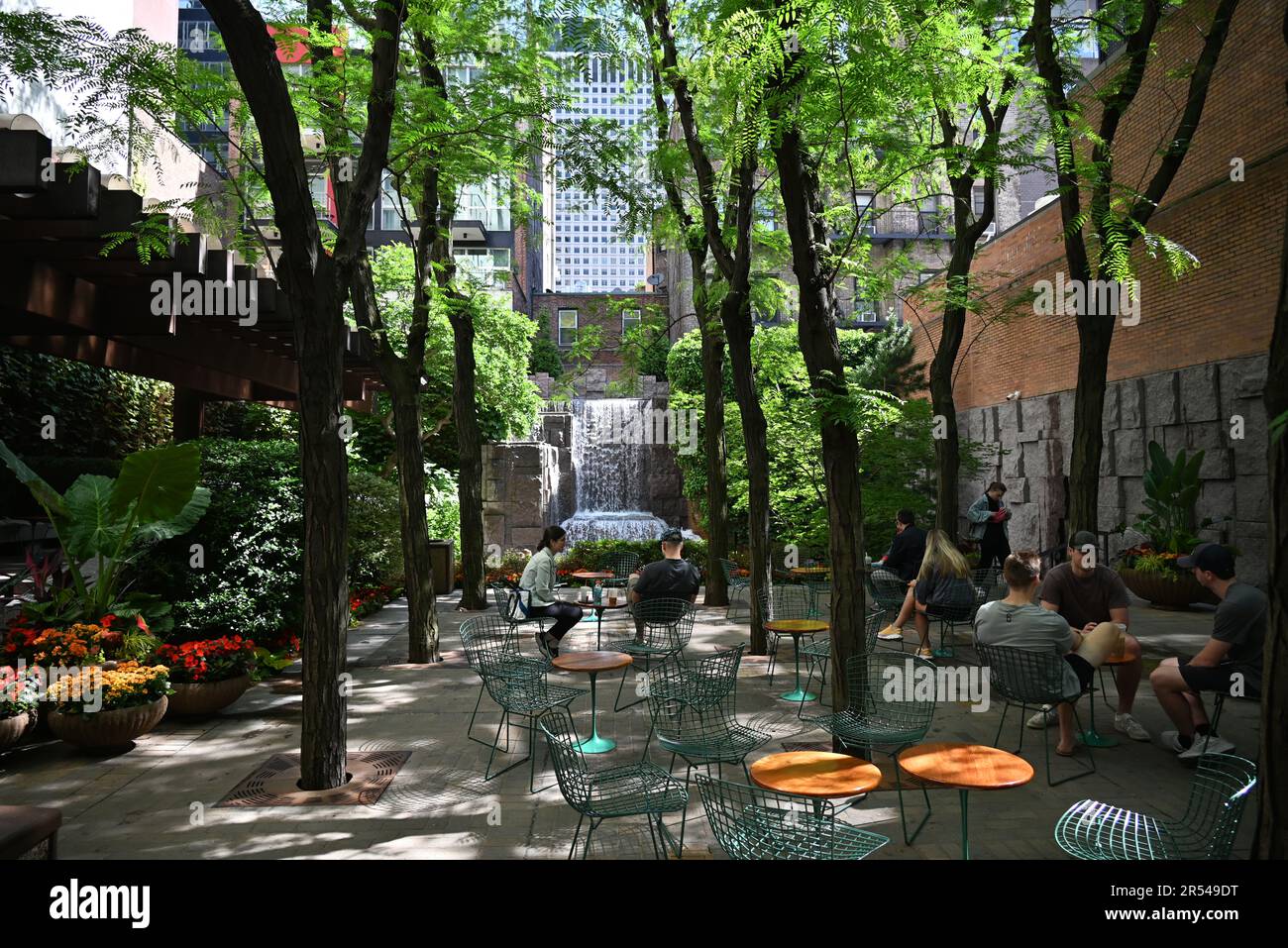 Il Greenacre Park è un giardino murato gestito dalla Sinagoga di Sutton Place e aperto al pubblico a New York City. Foto Stock
