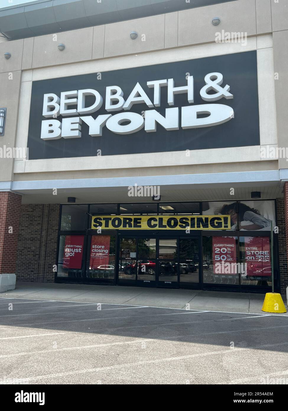 Segnaletica all'esterno di un negozio Bed Bath & Beyond che annuncia che l'intero negozio è in vendita. Il concessionario chiude tutti i negozi dopo la presentazione per il fallimento. Foto Stock