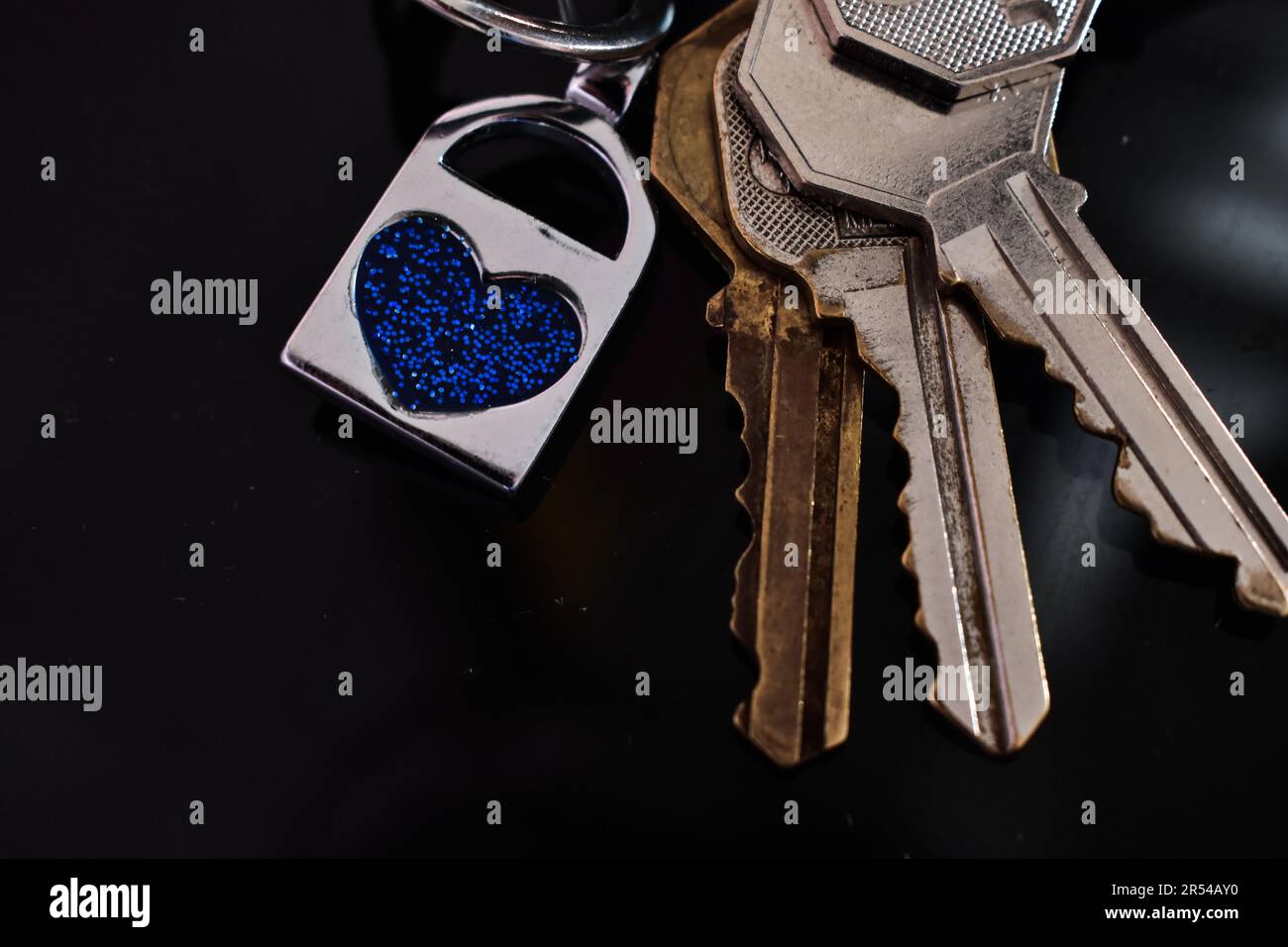Tasti con portachiavi blu a forma di cuore Foto Stock
