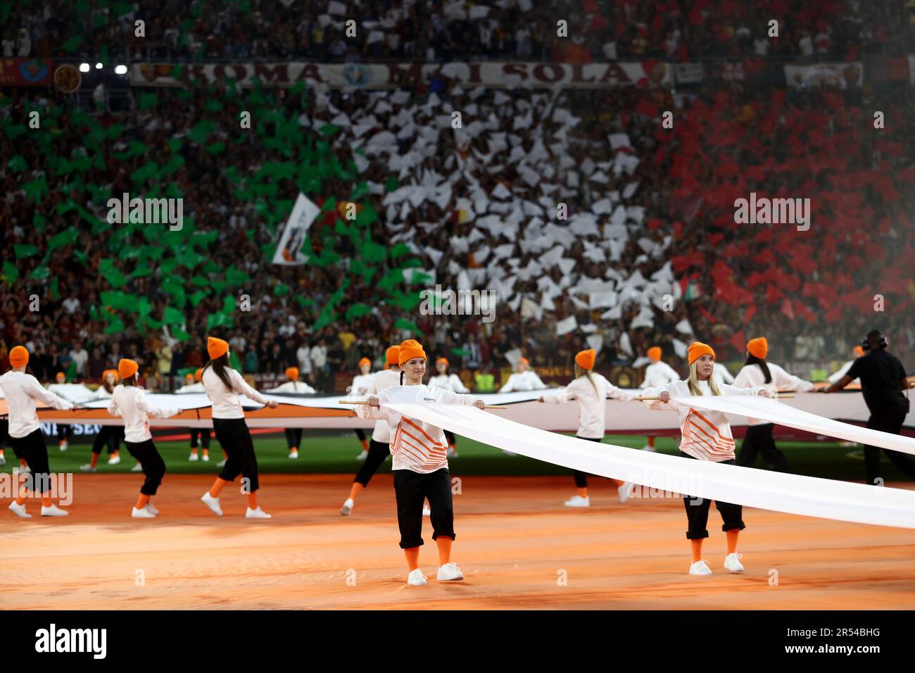 Budapest, . 01st giugno, 2023. Budapest, Ungheria: 31.05.2023: Cerimonia di apertura della coreografia prima della finale della UEFA Europa League 2023 tra Sevilla FC vs AS Roma alla Puskas Arena di Budapest in Ungheria Credit: Independent Photo Agency/Alamy Live News Foto Stock