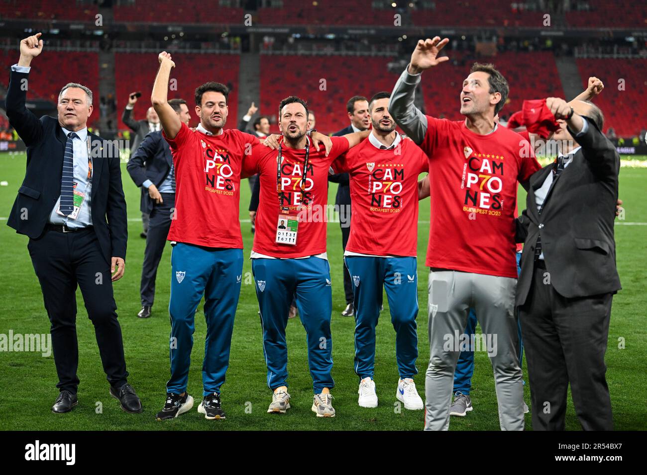 Felicità del Sevilla FC di fronte ai tifosi più tifosi dopo la finale di calcio della lega europea tra AS Roma vs Sevilla alla Puskas Arena di Bud Foto Stock