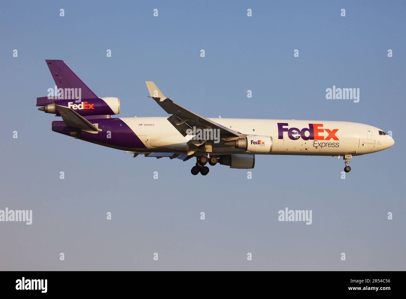 FedEx MD11 approdo alla pista 06L dell'aeroporto Pearson Foto Stock