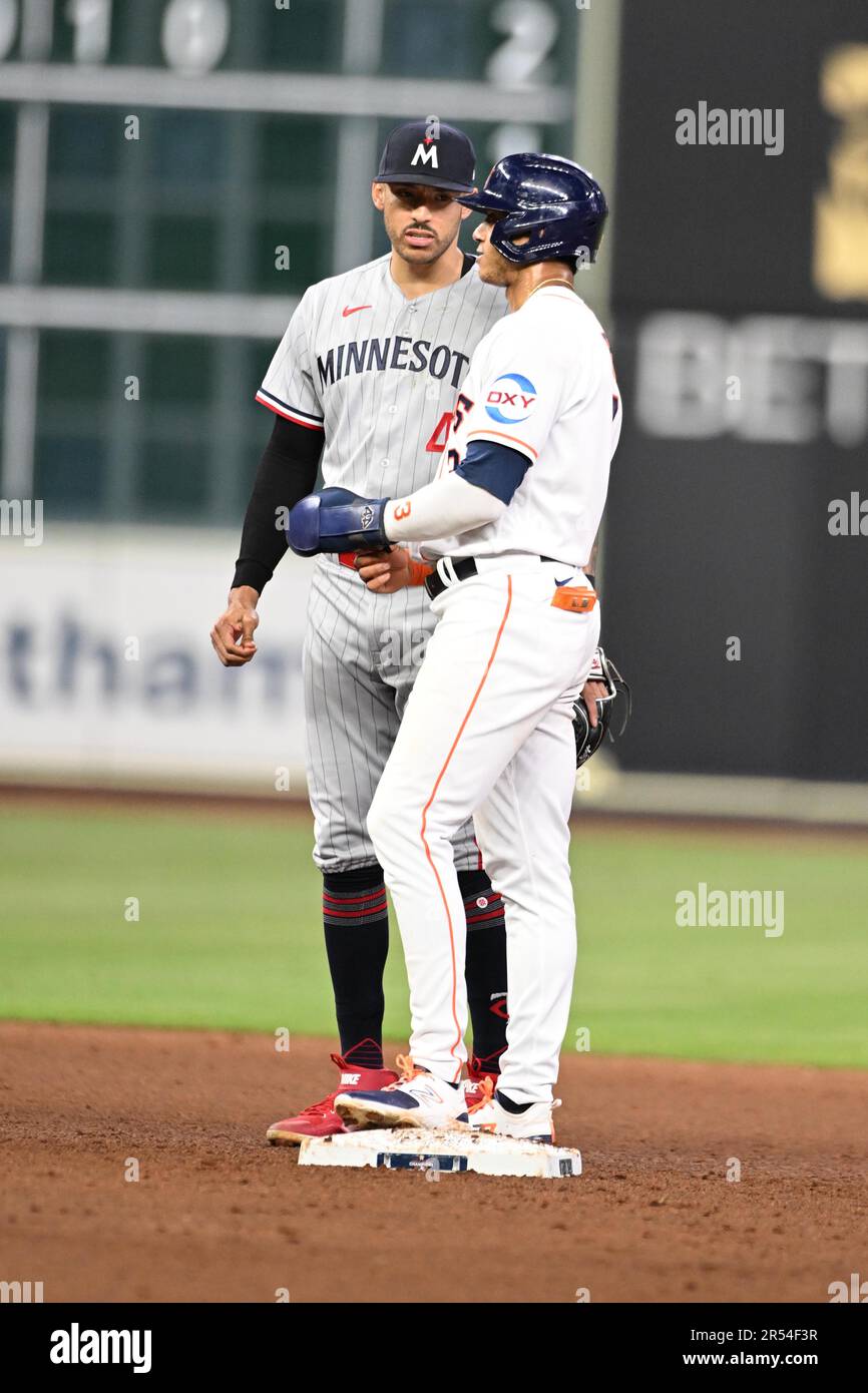 I Minnesota Twins shortstop Carlos Correa (4) e Houston Astros shortstop Jeremy pena (3) chiacchierano in fondo al quinto inning durante il gioco MLB BE Foto Stock