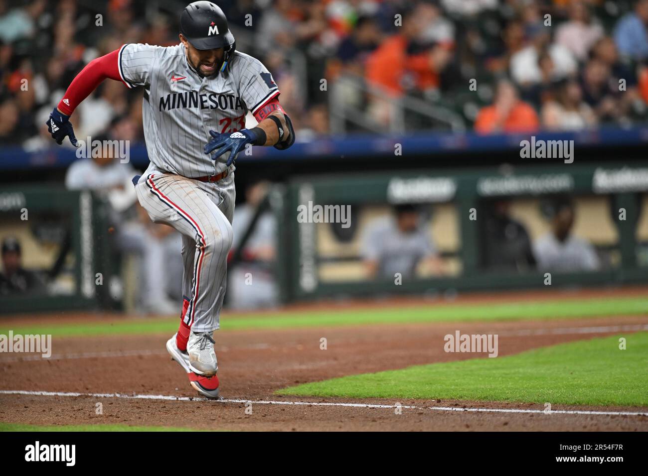 Il shortstop dei Minnesota Twins Royce Lewis (23) batte un doppio in cima al quinto inning durante la partita di MLB tra i Minnesota Twins e l'H Foto Stock