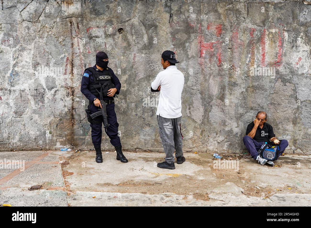 Un poliziotto mette in discussione un uomo a San Salvador. L’amministrazione Bukele ha concluso il suo quarto anno di mandato prima di un’offerta di rielezione messa in discussione. Il paese è stato posto sotto uno stato di emergenza per combattere le bande che è in vigore da 14 mesi, lasciando oltre 68 mila presunti membri di bande arrestate. Nell’ultimo anno il paese ha raggiunto uno dei più alti livelli di inflazione mai raggiunti ed è stato vicino al default, dato che il paese ha poca liquidità, continuando con la spinta verso il Bitcoin, non è stato raggiunto un accordo con il FMI. (Foto di Camilo Freedman/SOPA Images/Sipa USA) Foto Stock