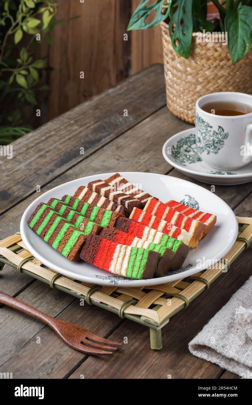 Piatto malese Kek Lapis Sarawak o Sarawak torta stratificata con bellissimi colori vari. Una torta simile in Indonesia è anche conosciuta come Kek Lapis Legit o Foto Stock