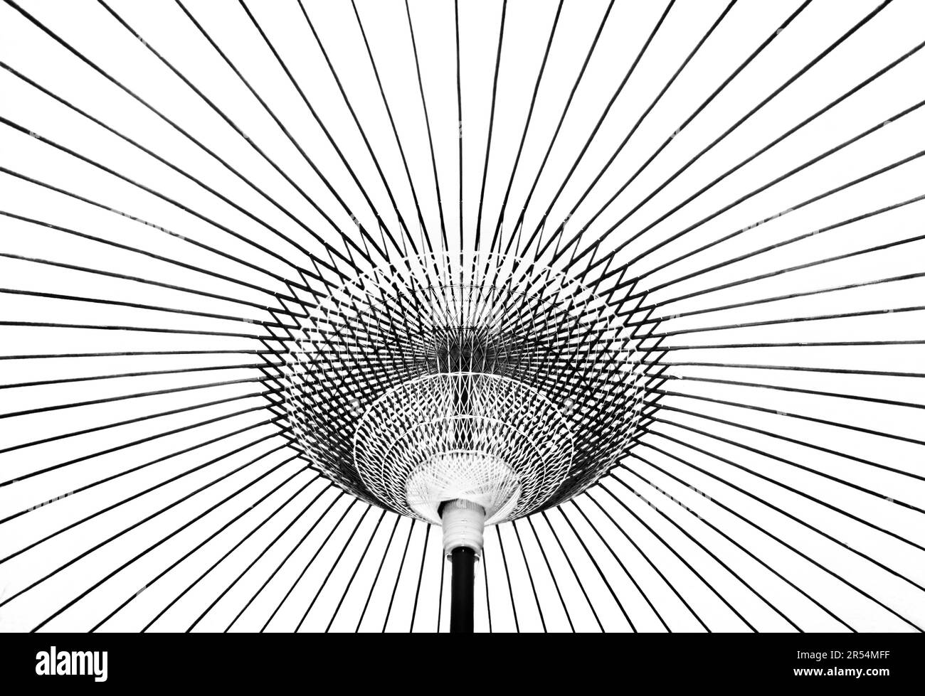 Struttura di un ombrello di carta tradizionale giapponese - fotografia minimalistica Foto Stock