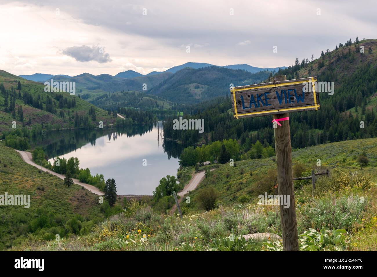 Un cartello con la scritta "Lake View" si affaccia sul lago Patterson e sulle colline circostanti della catena montuosa North Cascade vicino a Winthrop, Washington. Foto Stock