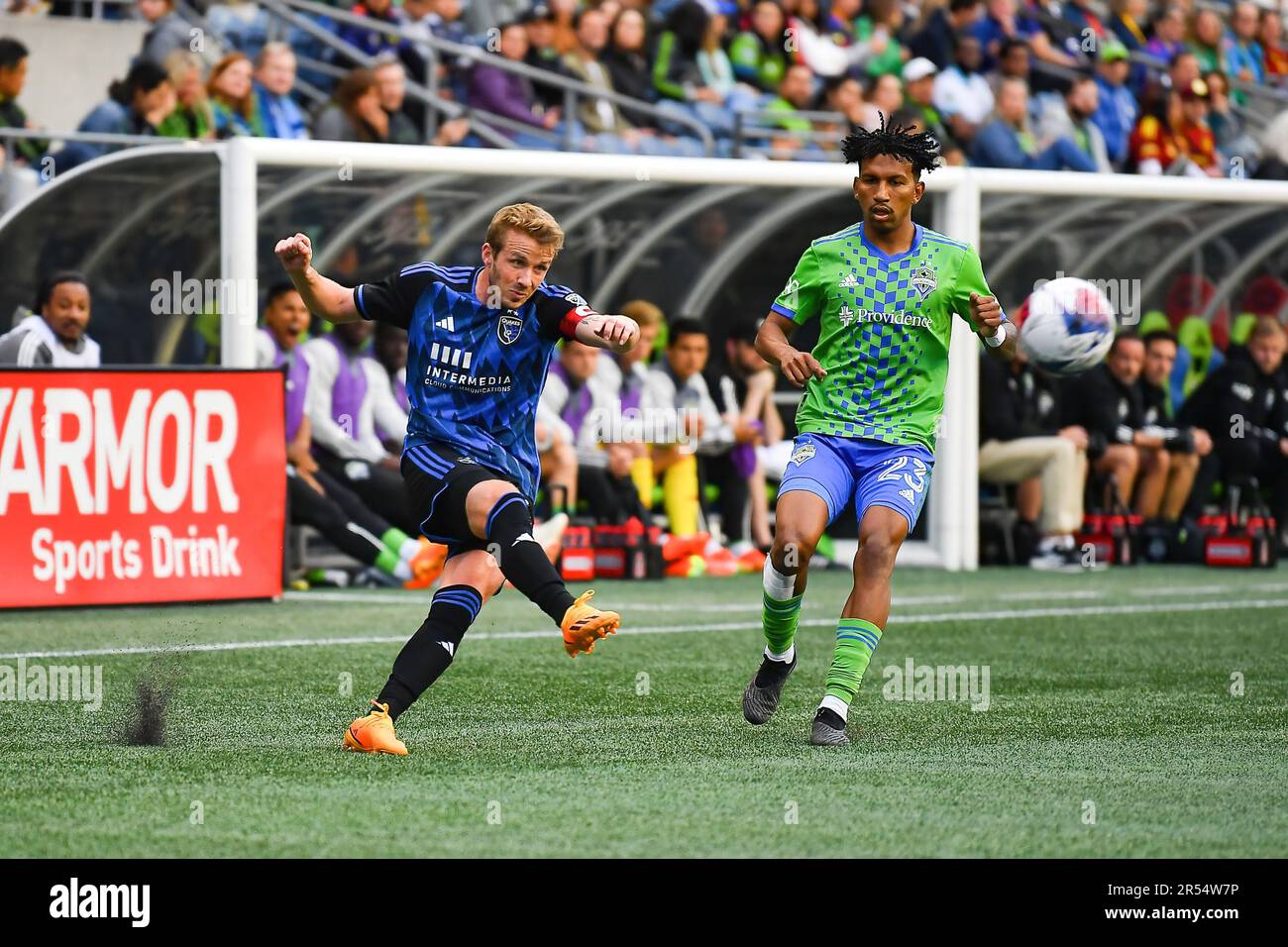 Seattle, Washington, Stati Uniti. 31st maggio, 2023. Il centrocampista Jackson Yueill (14) dei terremoti di San Jose spara uno dopo il centrocampista Léo ChÃº dei Seattle Sounders (23) durante la partita di calcio MLS tra il terremoto di San Jose e il Seattle Sounders FC al Lumen Field di Seattle, Washington. San Jose sconfisse i fondatori 1-0. Steve Faber/CSM/Alamy Live News Foto Stock