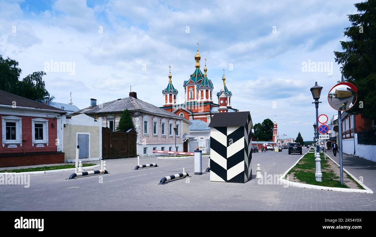 Vista dalla strada di Kolomna sulla vecchia chiesa Foto Stock