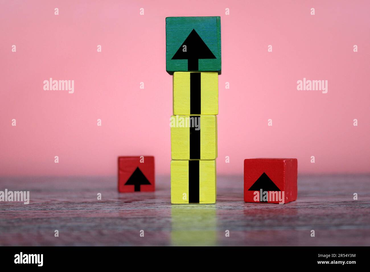 Cubetti di legno e icona a forma di freccia di colore diverso. Nuova strategia, cambiamenti, percorsi alternativi e miglioramenti Foto Stock