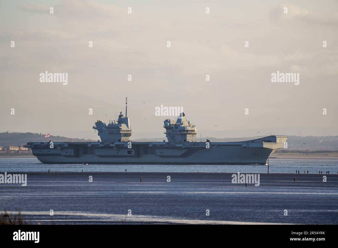 HMS Prince of Wales (R09) è la seconda compagnia aerea della classe Queen Elizabeth. A differenza della maggior parte dei vettori aerei di grandi dimensioni, Prince of Wales non è dotato di catapultati e cavi di arresto, ed è invece progettato per far funzionare aerei V/STOL; attualmente la nave è progettata per trasportare fino a 40 F-35B combattenti multirole furtivi Lightning II ed elicotteri Merlin per l'allerta precoce aerea e la guerra anti-sottomarina; Anche se in condizioni di picco la classe è in grado di supportare 70+ F-35B.[10] il design enfatizza la flessibilità, con l'alloggio per 250 Royal Marines e la capacità di supportarli con AT Foto Stock