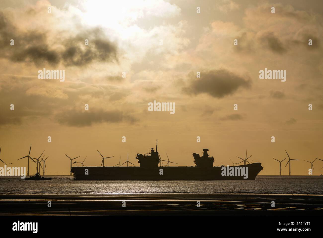 HMS Prince of Wales (R09) è la seconda compagnia aerea della classe Queen Elizabeth. A differenza della maggior parte dei vettori aerei di grandi dimensioni, Prince of Wales non è dotato di catapultati e cavi di arresto, ed è invece progettato per far funzionare aerei V/STOL; attualmente la nave è progettata per trasportare fino a 40 F-35B combattenti multirole furtivi Lightning II ed elicotteri Merlin per l'allerta precoce aerea e la guerra anti-sottomarina; Anche se in condizioni di picco la classe è in grado di supportare 70+ F-35B.[10] il design enfatizza la flessibilità, con l'alloggio per 250 Royal Marines e la capacità di supportarli con AT Foto Stock
