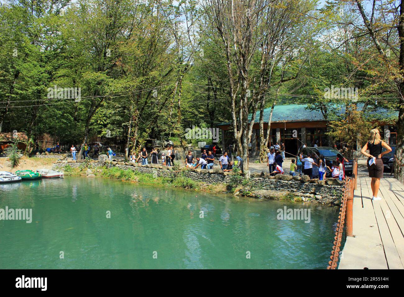 Oguz. Azerbaigian. 08.27.2016. I bambini catturano la trota nel lago. Foto Stock