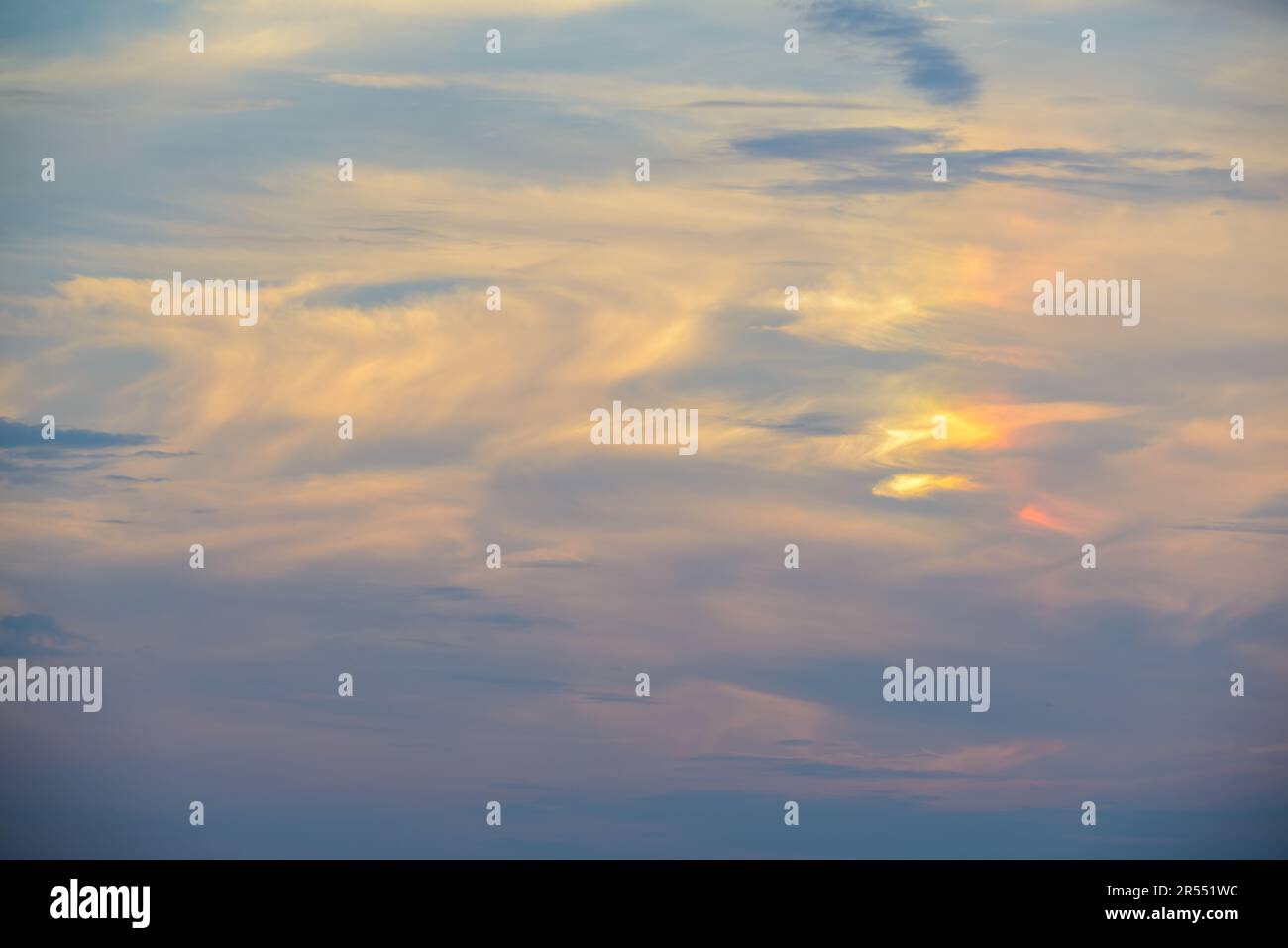 Viste vibranti del tramonto sulla città. Le nuvole dinamiche sono come tavolozze. Spettacolari vedute serali di Taipei: Nuvole dinamiche e paesaggio urbano. Foto Stock