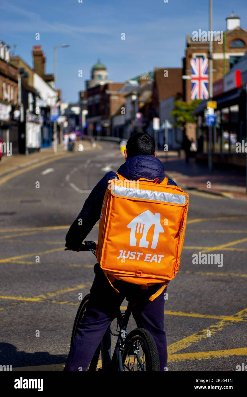 Basta mangiare in bicicletta, Watford, Herts, Inghilterra, Regno Unito Foto Stock