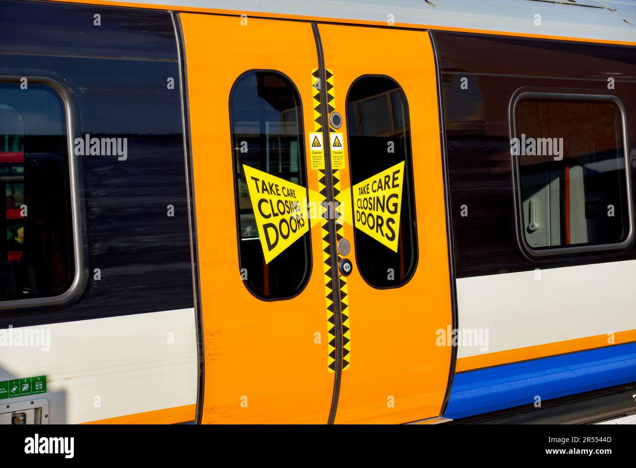 Treno terrestre a Londra alla stazione di Watford Junction, Hertfordshire, Inghilterra, Regno Unito Foto Stock