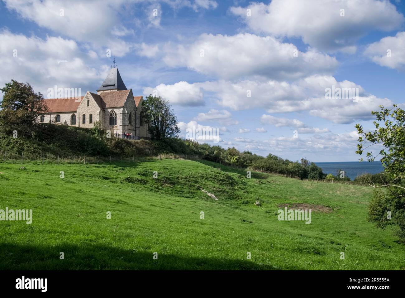 Varengeville-sur-Mer (Francia settentrionale): Chiesa di Saint-Valery sulla zona costiera “cote d’Albatre” (Costa d’Alabastro) Foto Stock