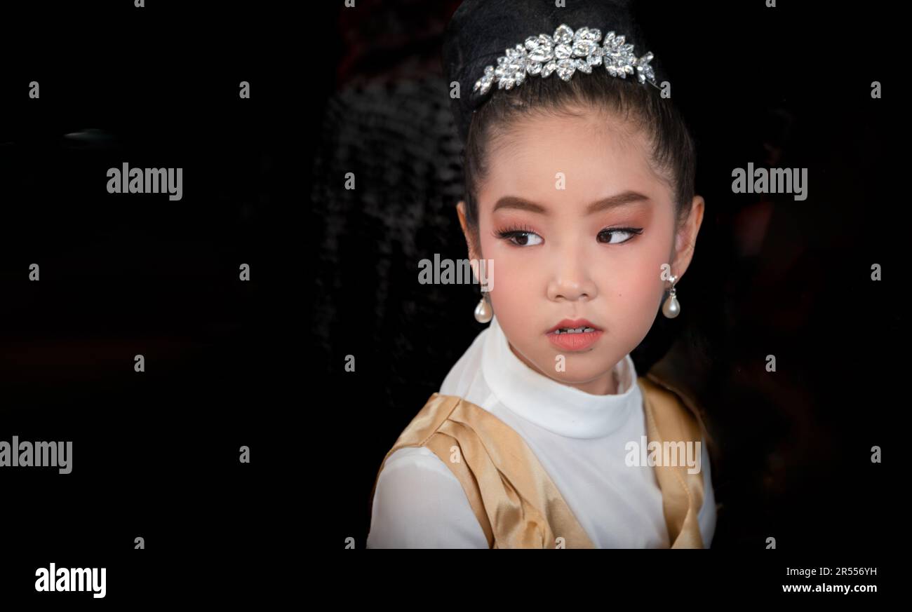 Attrice piccola carina. Bambina in costume principessa sullo spettacolo nel giorno di attività scolastica Foto Stock