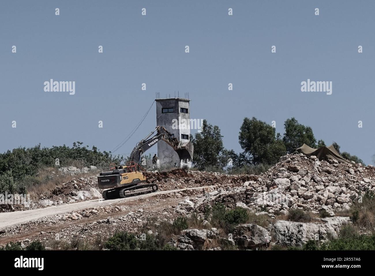 Galilea, Israele. 31st maggio, 2023. Un posto di osservazione di Hezbollah visto dal lato israeliano del confine. La risoluzione 1701 del Consiglio di sicurezza delle Nazioni Unite del 2006, intesa a risolvere la guerra del Libano del 2006, proibisce lo spiegamento degli Hezbollah a sud del fiume Litani. La forza ad interim delle Nazioni Unite in Libano, l'UNIFIL, non sta attuando la risoluzione. Mentre le tensioni si intensificano con l'Iran e la sua procura libanese Hezbollah, gli analisti militari israeliani suggeriscono che un evento di guerra totale è imminente. Credit: NIR Alon/Alamy Live News Foto Stock