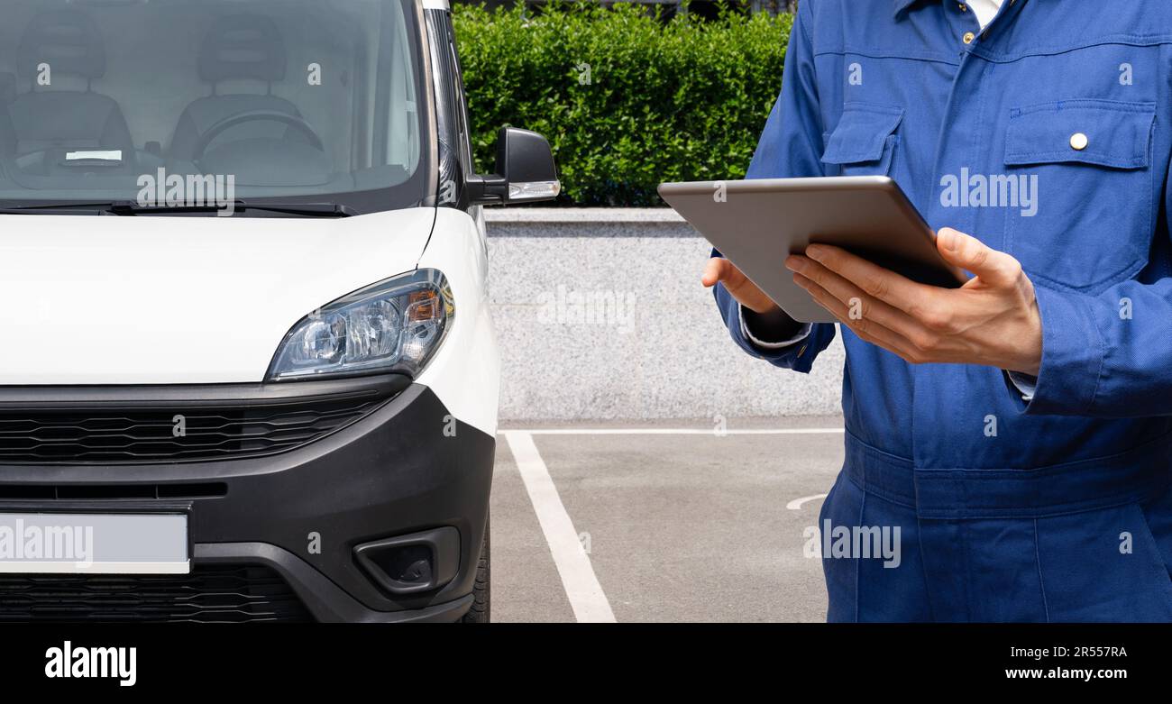 Manager con un tablet digitale sullo sfondo del furgone di consegna. Gestione della flotta. Foto di alta qualità Foto Stock