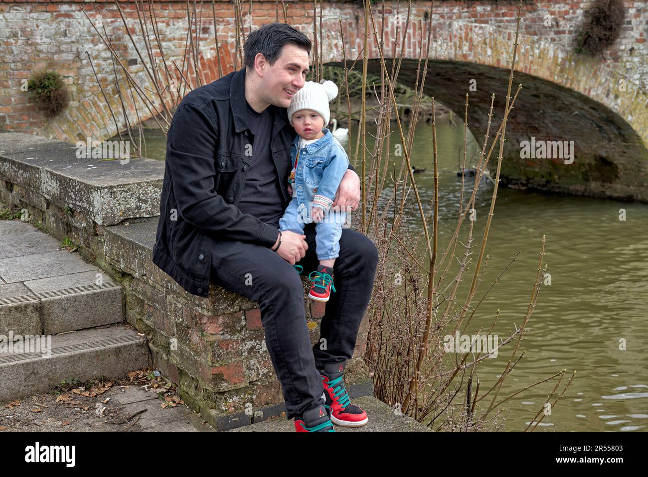 Il padre e il bambino si legano e condividono il tempo e la convivenza di qualità sul lungofiume. Inghilterra Regno Unito Foto Stock
