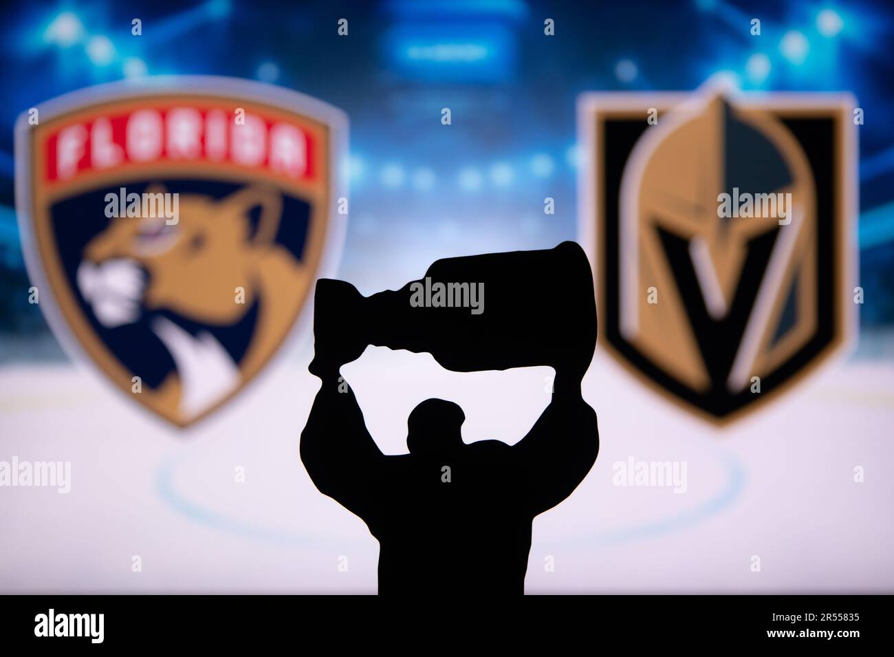 LAS VEGAS, USA, 31 MAGGIO 2023: Le finali della NHL Stanley Cup. Florida Panthers vs Vegas Golden Knights, Silhouette del giocatore che holdingStanley Cup sopra il Foto Stock
