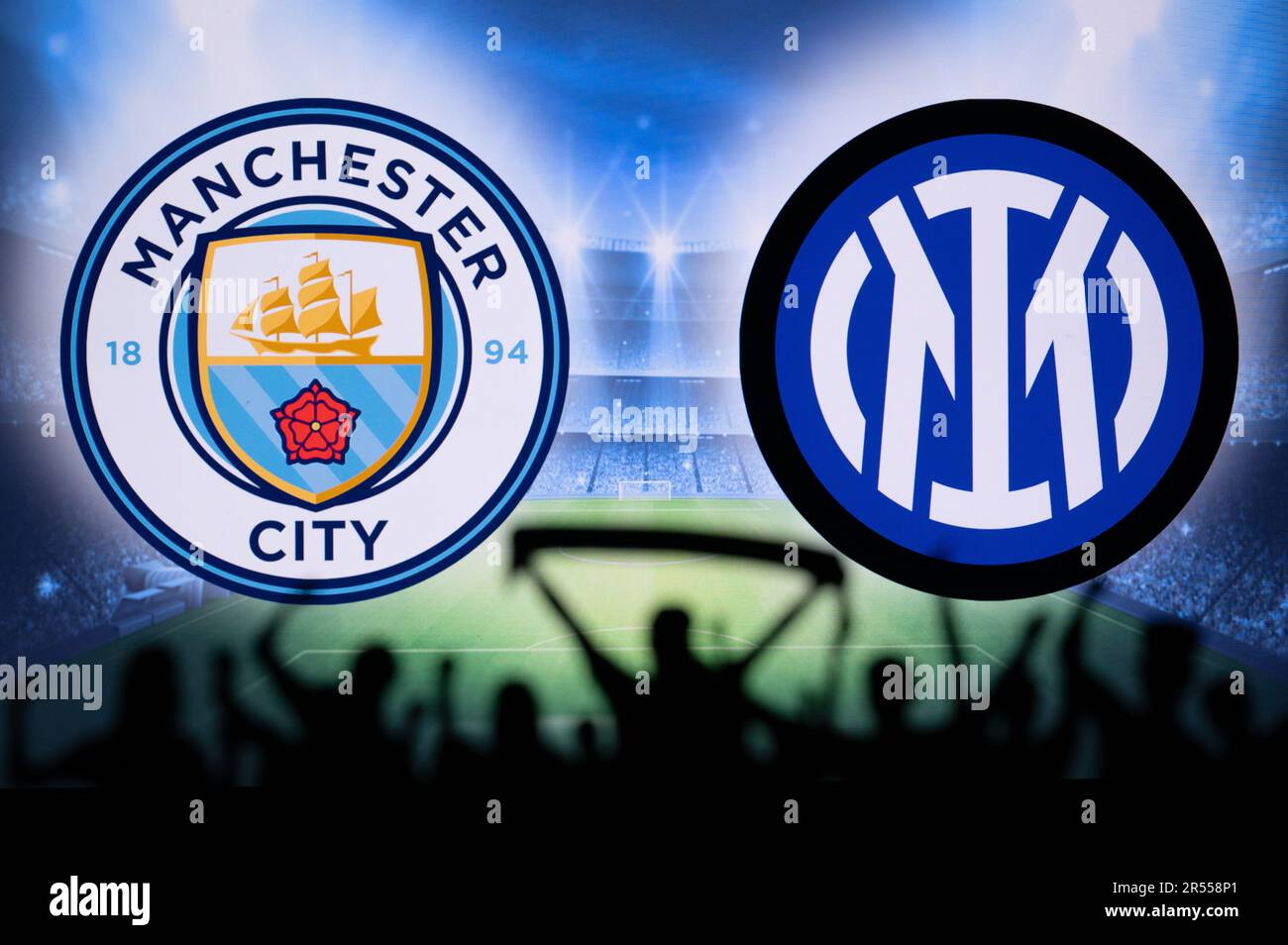 ISTANBUL, TURCHIA, 31 MAGGIO 2023: Silhouette di tifosi in Football Arena mentre UCL Finals Manchester City (ENG) vs Inter Milan (ITA). Campioni UEFA Leagu Foto Stock
