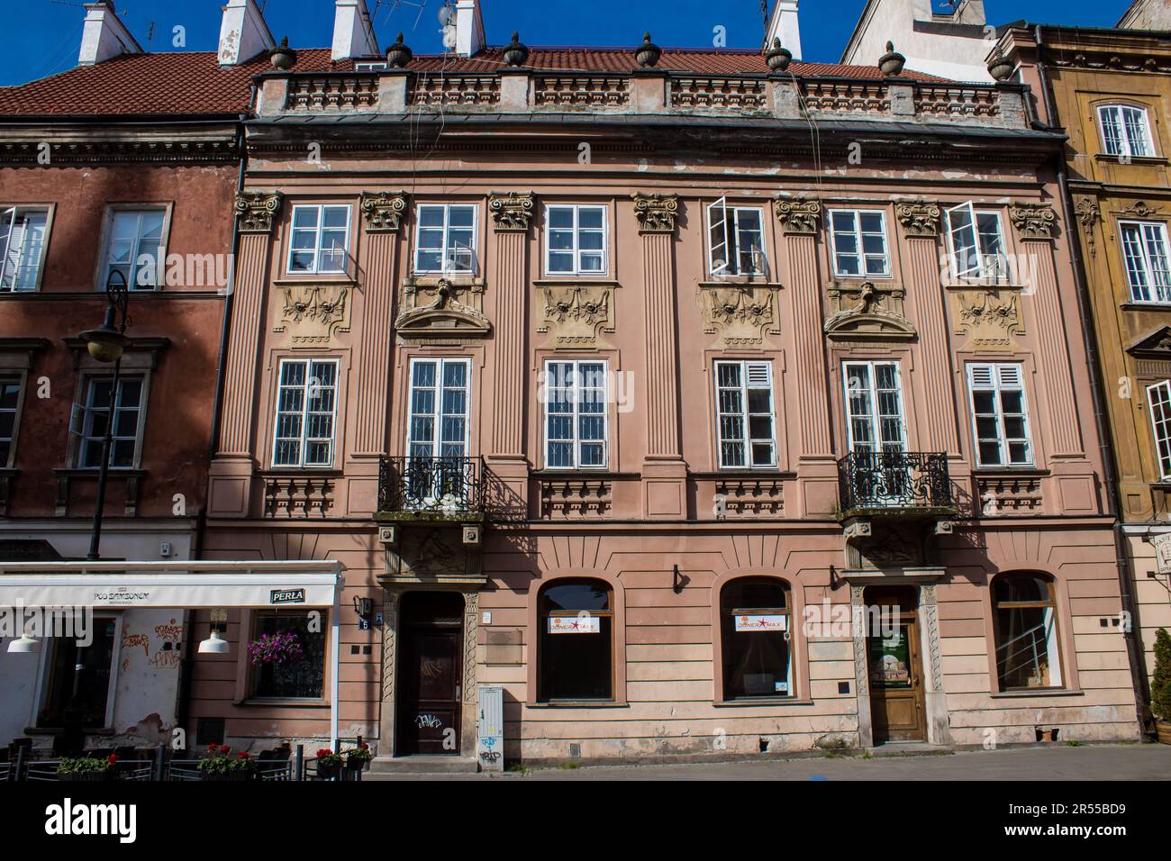 Varsavia, Polonia - 28 maggio 2023 facciata di un edificio medievale restaurato intorno a Stary Rynek, Old Town Market Place. Il complesso urbano è quasi interamente rec Foto Stock