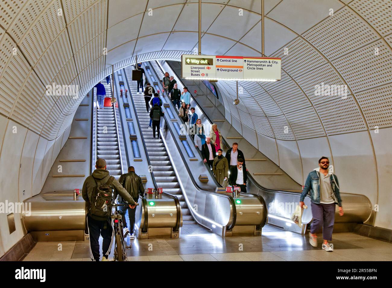 Elizabeth line una nuova linea della metropolitana per Londra un tipico passaggio sotterraneo affollato da pendolari sulle scale mobili Foto Stock