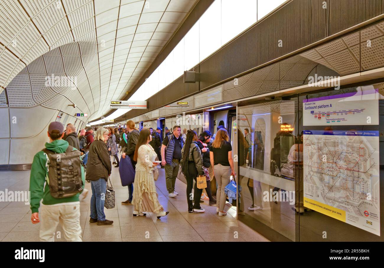 Elizabeth line una nuova linea della metropolitana per i passeggeri di Londra che entrano in treno sulla piattaforma A Eastbound Foto Stock