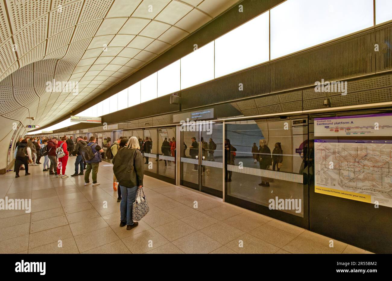 Elizabeth line una nuova linea della metropolitana per i passeggeri di Londra in attesa del treno sulla piattaforma A Eastbound Foto Stock